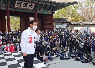 &lt;포토&gt; 대한문 앞에서 지지 호소하는 오세훈 