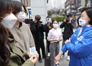 &lt;포토&gt; 대학생들 고민 듣는 박영선 서울시장 후보