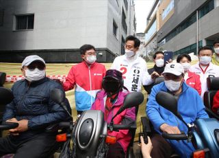 &lt;포토&gt; 시민들과 인사 나누는 오세훈 서울시장 후보