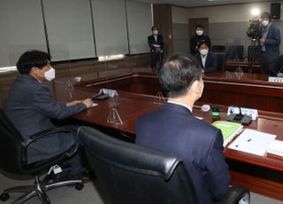 &lt;포토&gt; 권익위 찾아가 '국회의원 부동산 전수조사' 요청하는 민주당