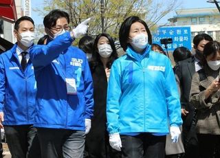 [4·7 재보선] 국민의힘, 점퍼에 당명 뺀 박영선에 "文대통령 레임덕 시작"