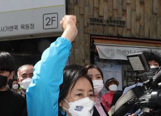 &lt;포토&gt; 목동오거리에서 시민들에게 인사하는 박영선 민주당 서울시장 후보