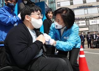 &lt;포토&gt; 지지 발언 청년에게 인사하는 박영선 후보