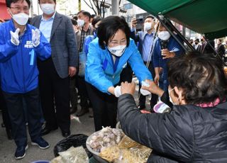 &lt;포토&gt; 영등포 우리시장에서 지지 호소하는 박영선