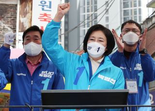 &lt;포토&gt;영등포 우리시장 거리유세에서 인사하는 박영선 민주당 후보