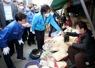 &lt;포토&gt; 바닥 민심 잡는 박영선, 영등포 우리시장 찾아 지지 호소