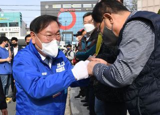 &lt;포토&gt; 박영선 후보 지지 호소하며 시민들과 인사하는 김태년 직무대행