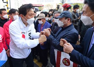 &lt;포토&gt; 경춘선숲길에서 시민들과 인사하는 오세훈 후보