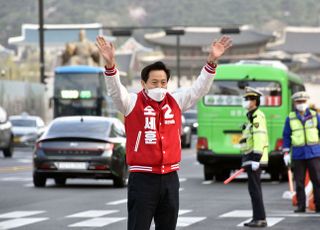 &lt;포토&gt; 광화문 사거리에서 출근인사하는 오세훈