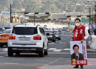 &lt;포토&gt; 광화문 사거리에서 출근하는 시민들에게 인사하는 오세훈 국민의힘 서울시장 후보