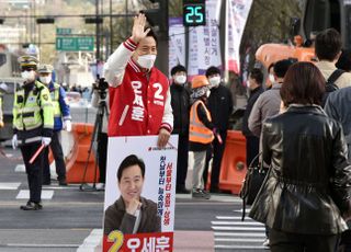 &lt;포토&gt; 출근길 시민들에게 손 흔드는 오세훈 국민의힘 후보