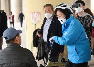 &lt;포토&gt; 자전거 유세하며 시민들과 인사하는 박영선 후보 