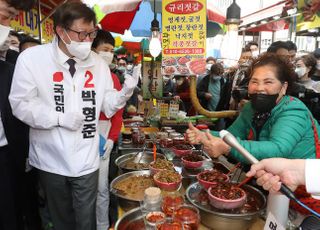 &lt;포토&gt; 상인들과 인사하는 박형준 후보