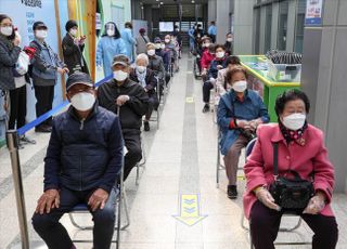 어제 화이자 백신 접종한 70대 사망…방역당국 인과성 조사