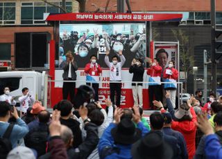 [4·7 재보선] "저 오랜만에 왔죠?"…오세훈, '정치 고향' 강남 찾아 지지 호소