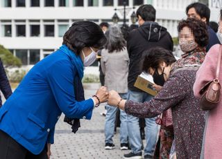 &lt;포토&gt; 박영선, 명동성당 부활절 미사 참석