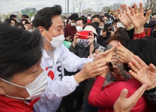 &lt;포토&gt; 세빛섬 한강공원에서 시민들과 인사하는 오세훈 국민의힘 후보