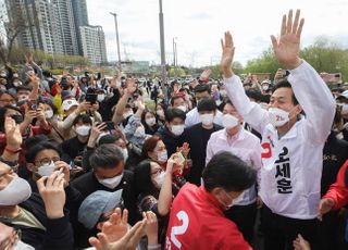 &lt;포토&gt; 세빛섬 앞 한강공원에서 인사하는 오세훈