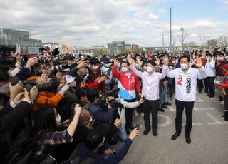 &lt;포토&gt; 세빛섬 앞 한강공원에서 인사하는 오세훈-안철수