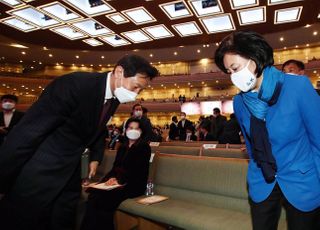 &lt;포토&gt; 인사하는 박영선과 오세훈, 한국교회 부활절 연합예배 나란히 참석