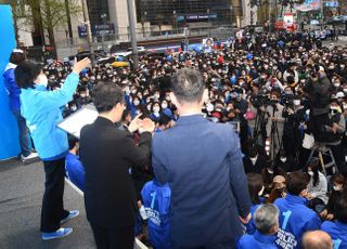 &lt;포토&gt; 박영선 민주당 후보, 노원역 집중유세