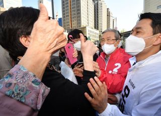 &lt;포토&gt; '김종인 최고' 관악구 지원유세에서 시민들과 인사하는 김종인