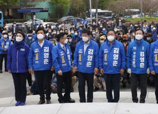 &lt;포토&gt; 송상현동상 앞에 선 김영춘-김태년