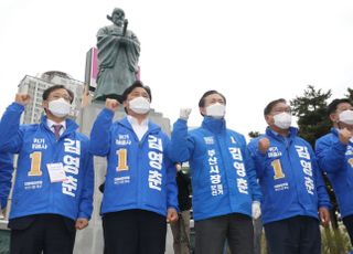 &lt;포토&gt; 김영춘, 송상현동상 앞에서 승리의 길 출정식