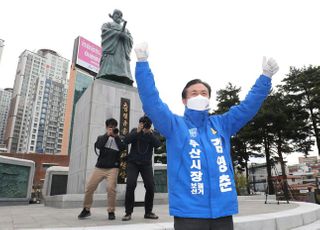 &lt;포토&gt; 송상현동상 앞에 선 김영춘 후보