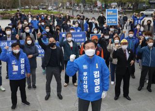 &lt;포토&gt; 송상현동상 앞 김영춘 '싸우다 죽을지언정 길을 내줄 수 없다'