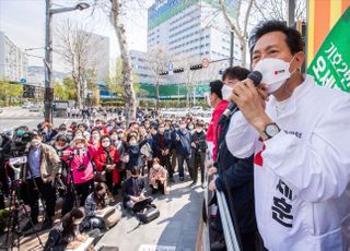 &lt;포토&gt; 노원구 찾아 지지 호소하는 오세훈 후보