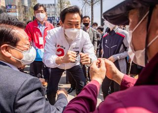 &lt;포토&gt; 지지자들과 인사 나누는 오세훈 서울시장 후보