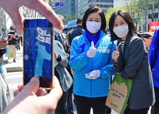 &lt;포토&gt; 시민과 기념촬영하는 박영선 후보