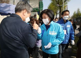 &lt;포토&gt; 홍제역 집중유세에서 시민들과 인사하는 박영선 후보