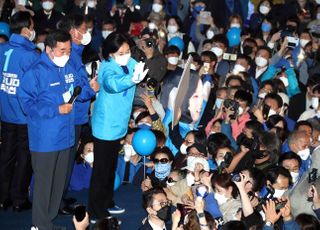 &lt;포토&gt; 홍대 상상마당 집중유세에서 집중유세 펼치는 박영선-이낙연-김태년