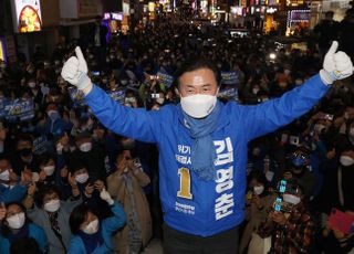 &lt;포토&gt; 김영춘 피날레 집중유세 '두 팔 뻗어 엄지척'