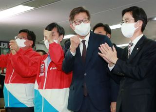 [4·7 재보선] 박형준 캠프, 출구조사 발표되자 "대한민국 만세!"