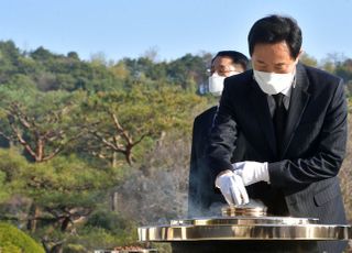 &lt;포토&gt; 오세훈 서울시장 현충원 참배