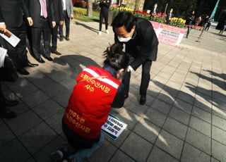 &lt;포토&gt; 노량진수산시장 상인 일으켜 세우는 오세훈