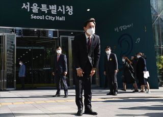 &lt;포토&gt; 오세훈 신임 서울시장 출근길