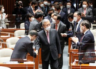 &lt;포토&gt; 박수받는 김종인 비대위원장