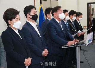 與 위기에 중진들 긴급회동 "민주당에 민주 없었다"…초선도 단체행동 예고