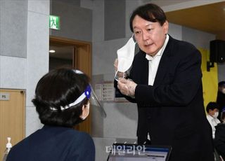 윤석열에 쏠리는 시선…국민의힘과 언제 손 잡을까