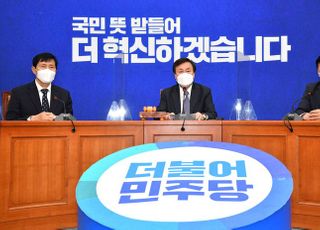 &lt;포토&gt; 민주당 비상대책위원회의 주재하는 도종환 비대위원장