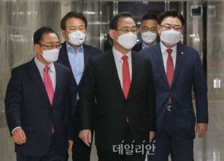 국민의힘-김종인, 윤석열 사이에 두고 '줄다리기' 시작?