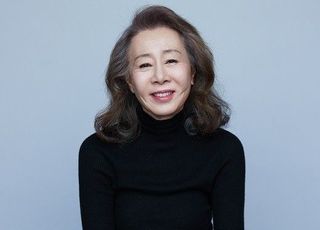 윤여정, 영국서 아시아 최초 역사 썼다