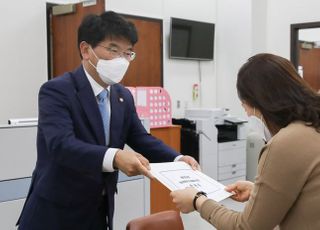 &lt;포토&gt; 민주당 원내대표 후보 등록하는 박완주 의원