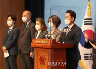 "조국 사태 논의 없었다"…'더민초', 문자폭탄에 후퇴