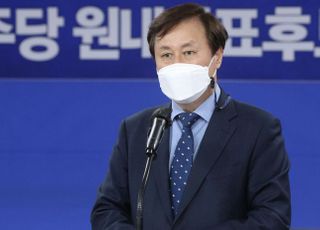 &lt;포토&gt; 인사말하는 도종환 비대위원장