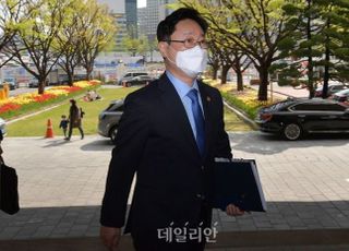 '이성윤 기소' 보도에 박범계 "오늘은 침묵"